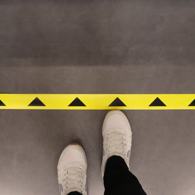 Selvklæbende gulvmarkeringslinje, med pile, 50 x 1000 mm, Gul med Sorte Pile