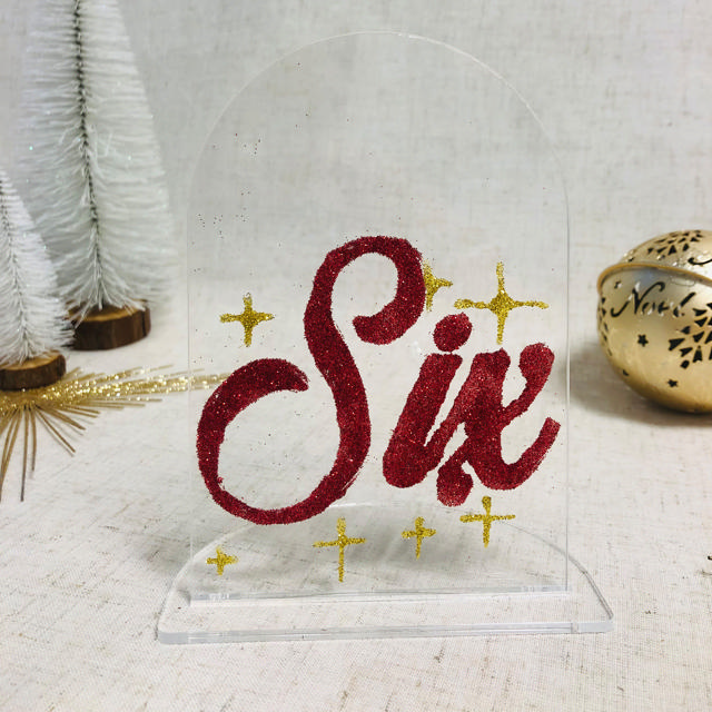 Bordnummerskilt i akryl, der kan tilpasses, runde